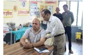अलीगढ़: प्रधान ने दरोगा को लाठी-डंडों से पीटा,…