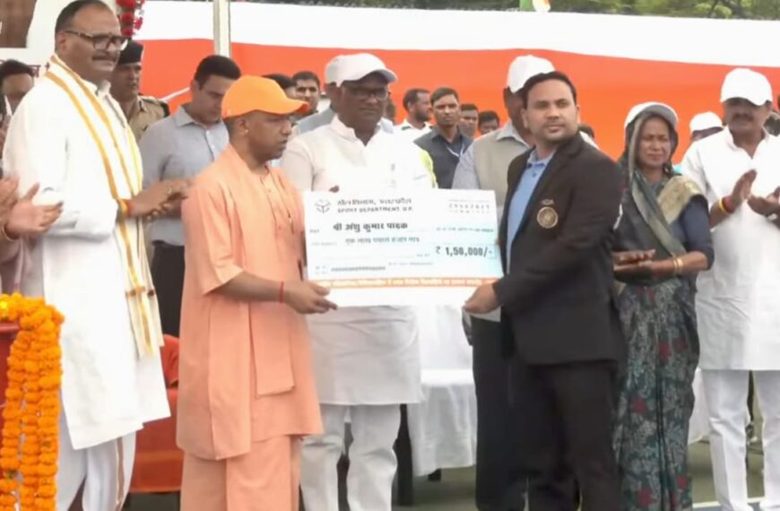 अलीगढ़ के अंतरराष्ट्रीय शतरंज खिलाड़ी अंशु कुमार पाठक को मुख्यमंत्री योगी आदित्यनाथ ने किया सम्मानित