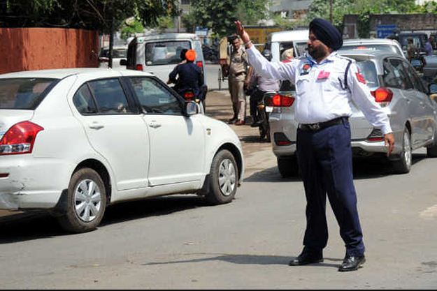 पुलिसकर्मियों के लिए ट्रैफिक नियम सख्त, हेलमेट और सीट बेल्ट की अनदेखी पर सीधे सस्पेंशन का आदेश