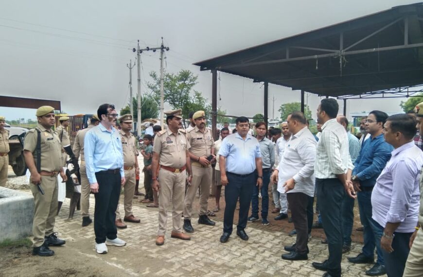 जिलाधिकारी ने योजनाओं का किया स्थलीय निरीक्षण, जनसेवा व पर्यावरण संरक्षण पर दिया बल