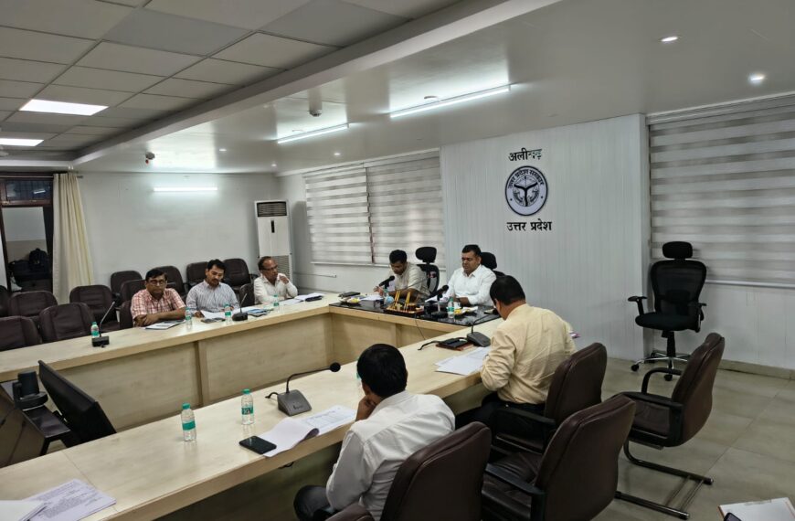 डीएम की अध्यक्षता में स्वच्छ…