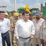 अलीगढ़ डीएम ने बाढ़ प्रभावित क्षेत्र का किया स्थलीय निरीक्षण