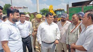 अलीगढ़ डीएम ने बाढ़ प्रभावित क्षेत्र का किया स्थलीय निरीक्षण