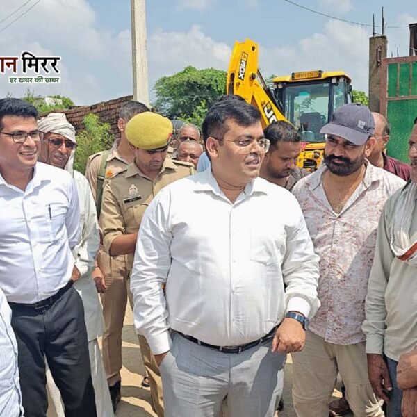 अलीगढ़ डीएम ने बाढ़ प्रभावित क्षेत्र का किया स्थलीय निरीक्षण