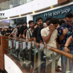 iPhone 17 सीरीज की भारत में लॉन्चिंग पर उमड़ी भीड़, मुंबई में हाथापाई