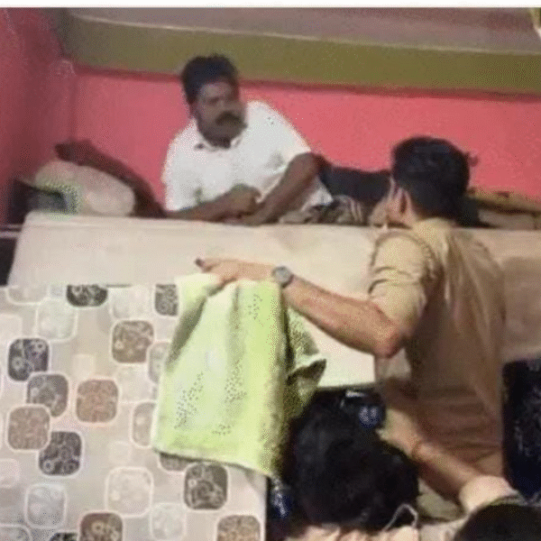 पुलिस के डर से टांड़ पर छिपा सपा&hellip;