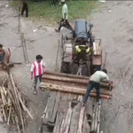 दुनिया सोना लूट रही है, जबकि सहारनपुर वाले लकड़ी के चक्कर में पड़े हैं।