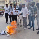 भारत-पाक मैच का विरोध, लखनऊ विश्वविद्यालय में बीसीसीआई का पुतला फूँका