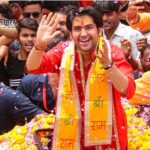 आगरा में बागेश्वर धाम पीठाधीश्वर धीरेंद्र शास्त्री की धर्मसभा रद्द, अनुमति से कई गुना अधिक पहुंची भीड़