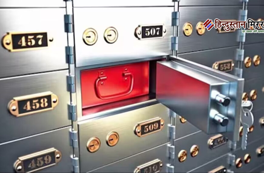 लॉकर में रखी सामग्री चोरी…