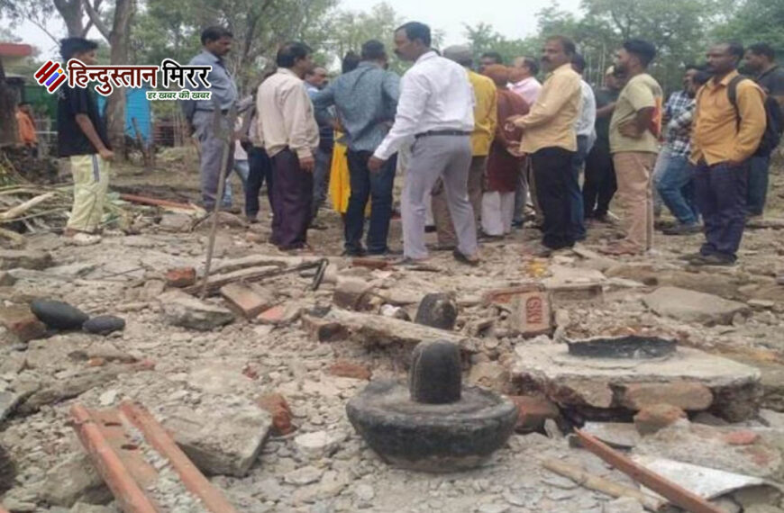 भोपाल में रेलवे ने 120 साल पुराने शिव मंदिर को तोड़ा, मजार को छोड़ा — इलाके में तनाव