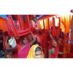 नेताओं की देरी से भड़की महिलाएं, माथे पर कुर्सी उठाकर निकलीं बाहर