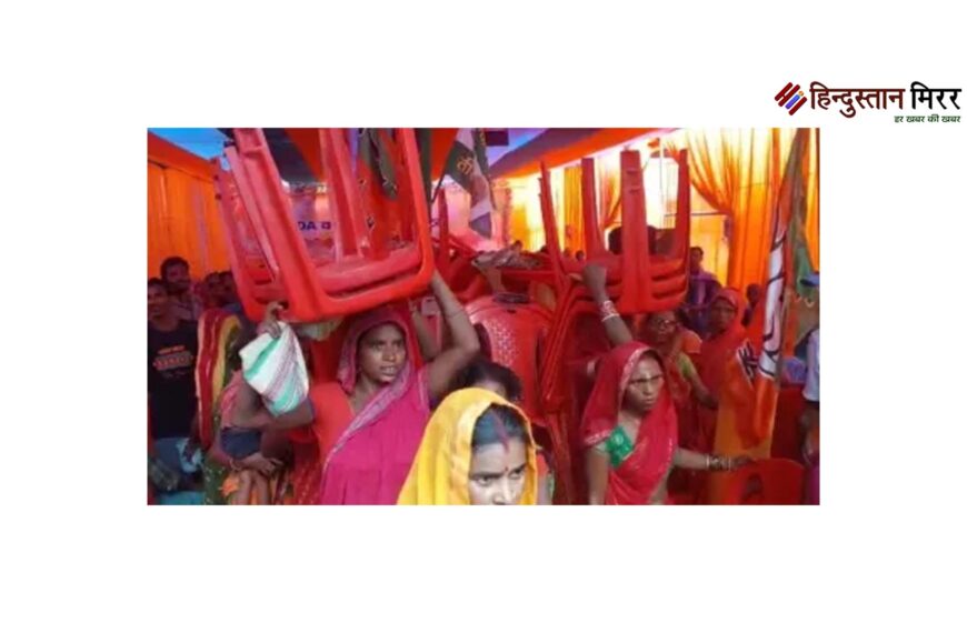 नेताओं की देरी से भड़की महिलाएं, माथे पर कुर्सी उठाकर निकलीं बाहर