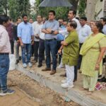 स्वर्ण जयंती नगर से रमेश विहार तक नगर आयुक्त ने किया सड़क निर्माण कार्य का निरीक्षण