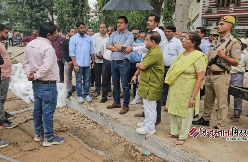 स्वर्ण जयंती नगर से रमेश विहार तक नगर आयुक्त ने किया सड़क निर्माण कार्य का निरीक्षण