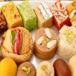 अलीगढ़ :अधिकारियो को ही बेच डाली फफूंद वाली मिठाई