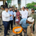 धान खरीद केंद्र का हुआ शुभारंभ, डीएम ने किसानों का किया सम्मान