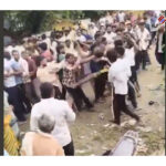 अलीगढ़ में खाद वितरण केंद्र पर जम कर चले लात घूसे, मारपीट का वीडियो वायरल