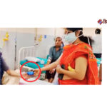 10 रुपए का बिस्कुट का पैकेट मरीज के हाथ में पकड़ाकर फोटो खिंचाई फिर पैकेट वापस लेकर आगे बढ़ गए दूसरी फोटो खिंचाने