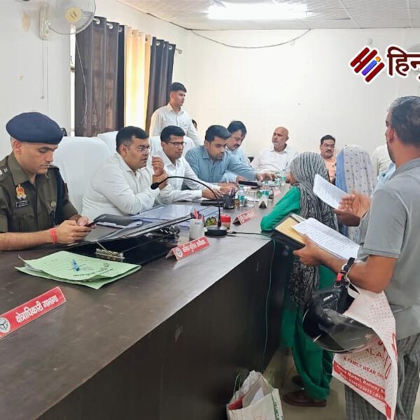 डीएम संजीव रंजन ने गभाना में सुनी जनता…