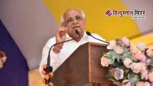 मंच से फिसले गुजरात के सीएम भूपेंद्र पटेल,&hellip;