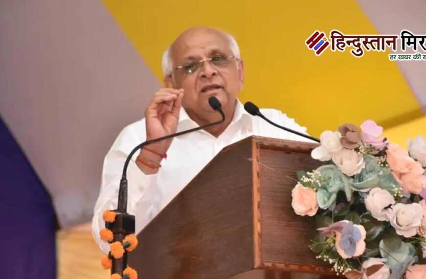 मंच से फिसले गुजरात के…