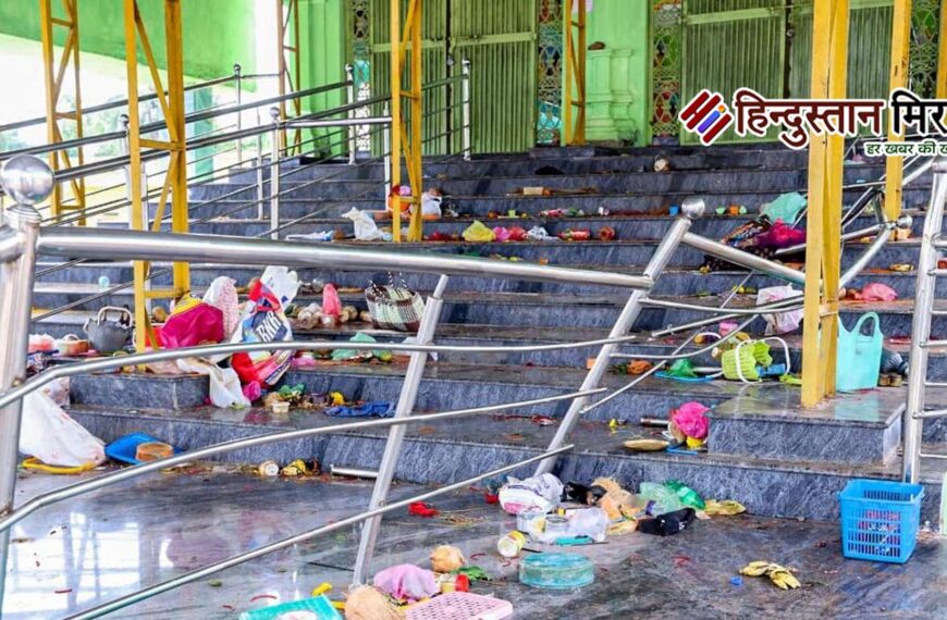 वेंकटेश्वर मंदिर में भगदड़: 10…