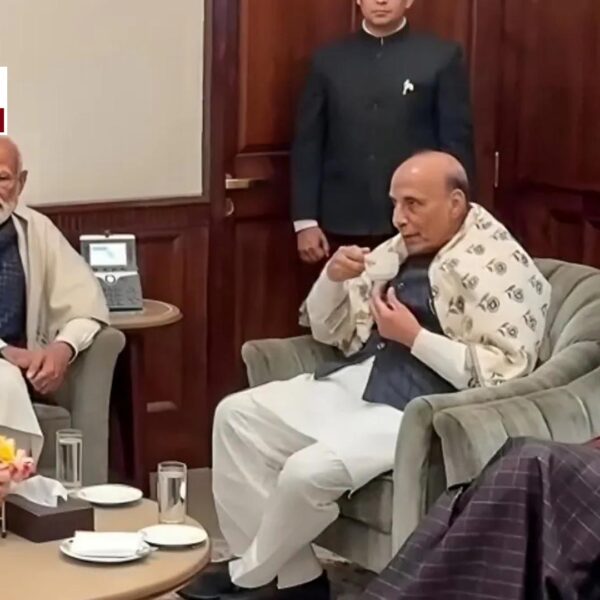 PM के साथ प्रियंका गांधी की चाय पर&hellip;