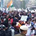 बांग्लादेश में हिंदुओं पर हिंसा के विरोध में दिल्ली में VHP का जोरदार प्रदर्शन