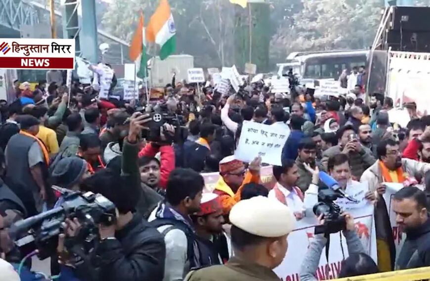 बांग्लादेश में हिंदुओं पर हिंसा के विरोध में दिल्ली में VHP का जोरदार प्रदर्शन