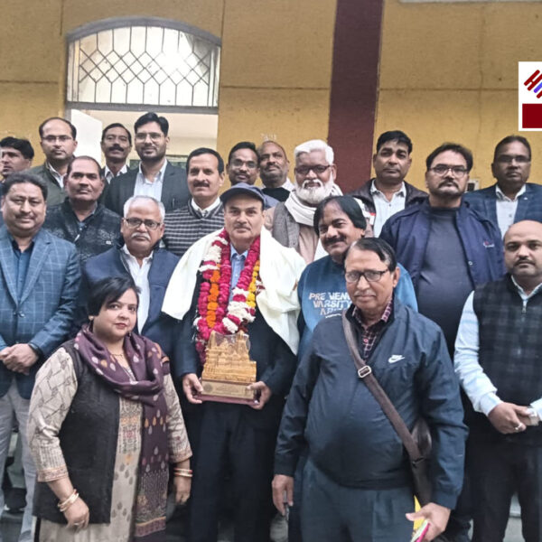 विकास भवन के डॉ. ए.के. पांडे और उर्मिला&hellip;