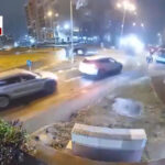 रोमानिया में हवा में उछली मर्सिडीज, दो कारों के ऊपर गिरकर भी बची ड्राइवर की जान