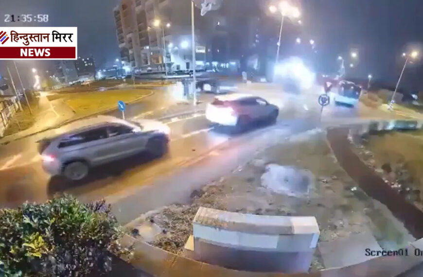 रोमानिया में हवा में उछली मर्सिडीज, दो कारों के ऊपर गिरकर भी बची ड्राइवर की जान