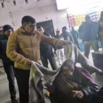 शीतलहर में बेसहारा न रहे कोई, डीएम ने रैन बसेरों का औचक निरीक्षण कर बांटे कंबल