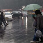 दिल्ली से पहाड़ों तक बदला मौसम का मिजाज, बारिश-बर्फबारी का दौर शुरू