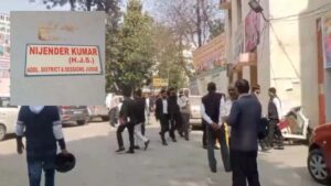 उम्रकैद सुनते ही बौखलाए दोषी, कोर्ट में जज&hellip;