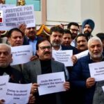 जम्मू-कश्मीर को राज्य का दर्जा देने की मांग पर कांग्रेस का विधानसभा के बाहर प्रदर्शन