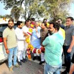 मडराक टोल पर भाजपा प्रदेश अध्यक्ष पंकज चौधरी का भव्य स्वागत, बुलडोजर से हुई पुष्प वर्षा