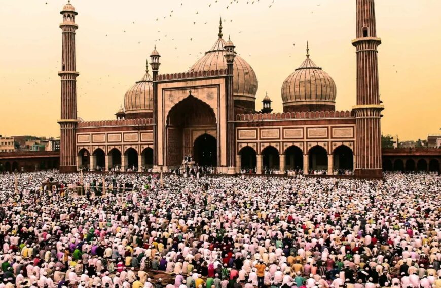 देशभर में धूमधाम से मनाई जा रही ईद-उल-फितर, मस्जिदों में उमड़ा जनसैलाब