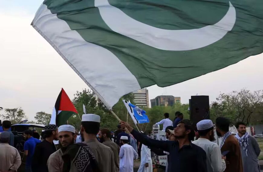 पाकिस्तान में ईंधन संकट से निपटने के लिए दो हफ्तों के लिए बंद रहेंगे स्कूल, सरकारी दफ्तरों में चार दिन का कार्य सप्ताह