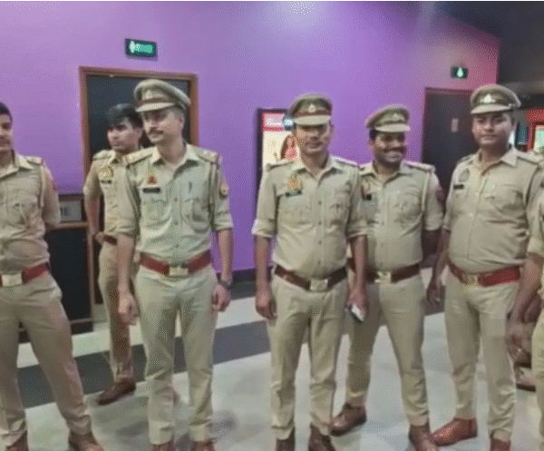 मेरठ SSP ने 498 दरोगाओं संग देखी ‘धुरंधर-2’