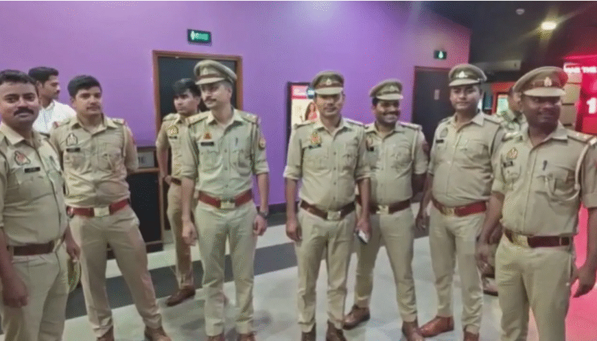 मेरठ SSP ने 498 दरोगाओं संग देखी ‘धुरंधर-2’