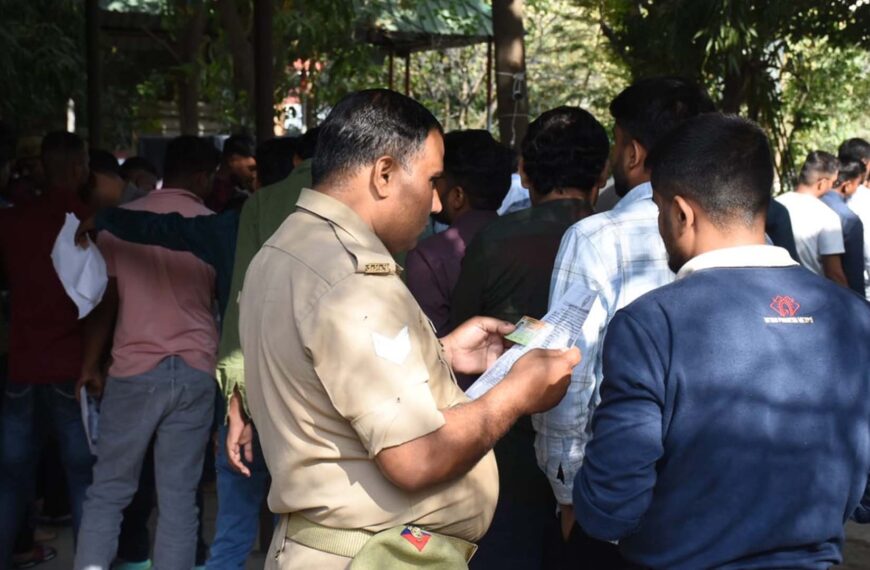 UP SI भर्ती परीक्षा के सवाल पर विवाद, ‘पंडित’ विकल्प शामिल होने से मचा बवाल