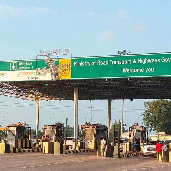 बाराबंकी टोल प्लाजा: “कोई वकील केस लेने को…