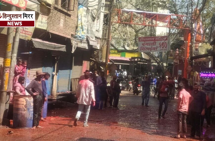 अलीगढ़ में सख्त पहरे के बीच मनी होली, प्रतिबंध के बावजूद खुले में छलके जाम