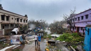 ओडिशा में भीषण तूफान का कहर: दो की&hellip;