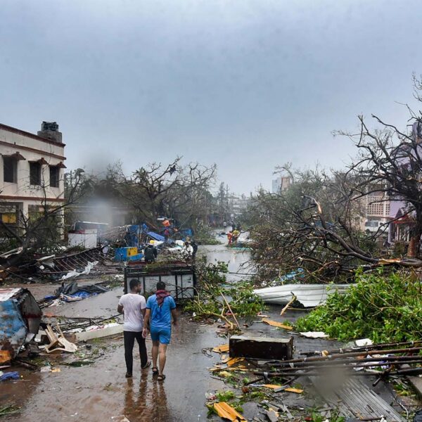 ओडिशा में भीषण तूफान का कहर: दो की&hellip;