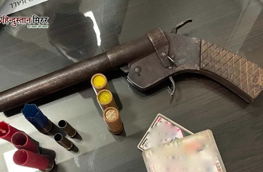 सनसनी: एएमयू छात्र के कमरे से हथियार व नकली नोट बरामद