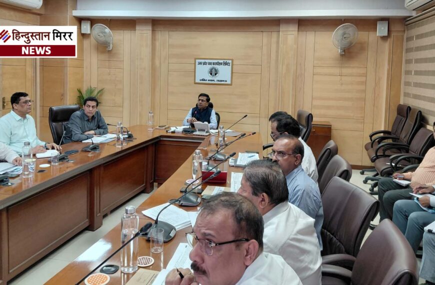 गर्मियों में ट्रांसमिशन लाइन ट्रिपिंग पर सख्ती,डॉ. आशीष गोयल ने बिजली आपूर्ति बाधित नहीं होने के निर्देश