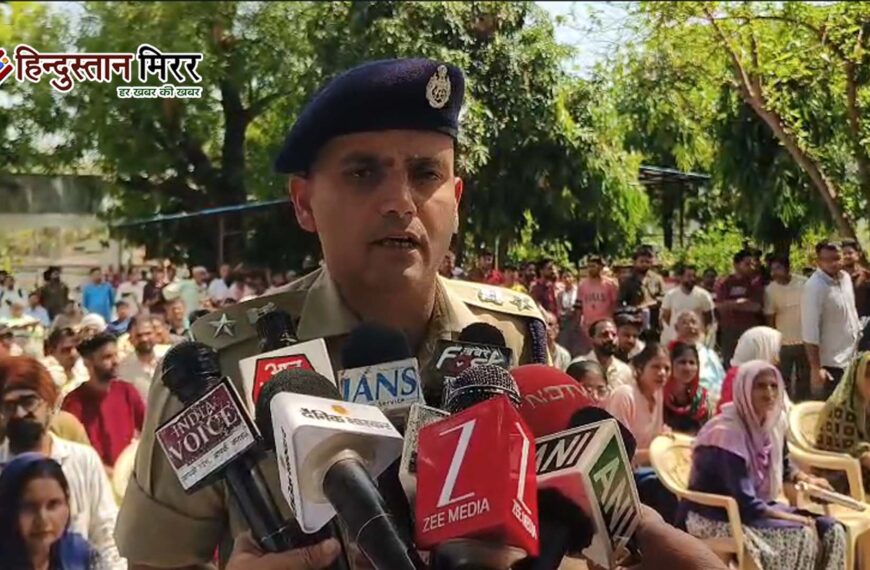 अलीगढ़ पुलिस की बड़ी सफलता: 235 खोए मोबाइल बरामद, लोगों को लौटाए
